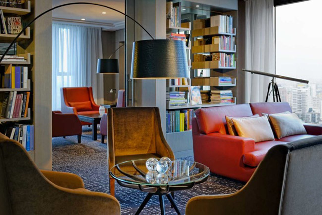 Die LIbrary des Waldorf Astoria Berlin