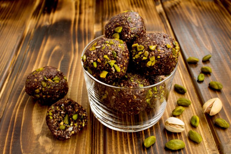 Energy Balls mit Cashewkernen und Pistazien