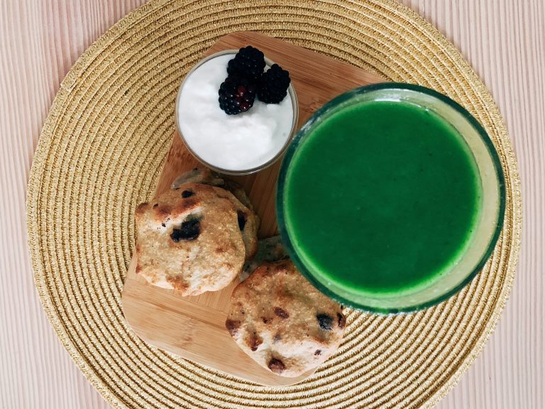 Bananenbrotkekse mit grünen Smoothie