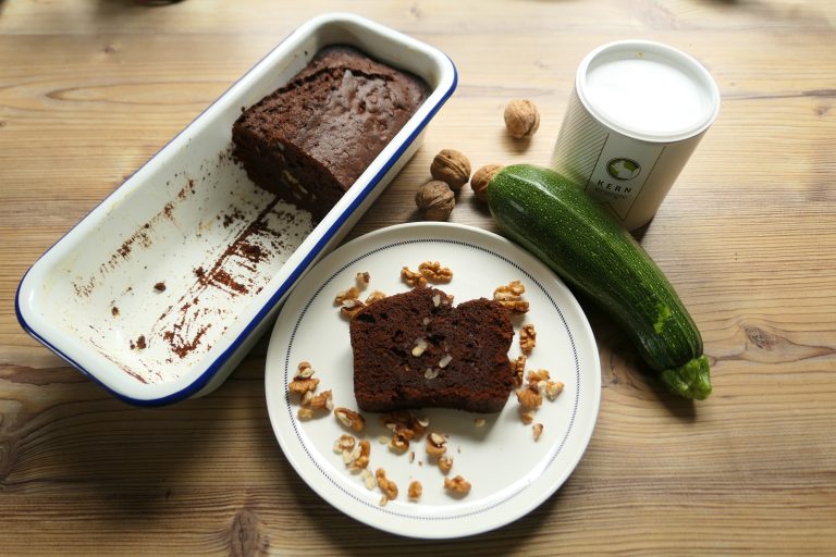 Zucchini Schokoladenkuchen mit Walnüssen