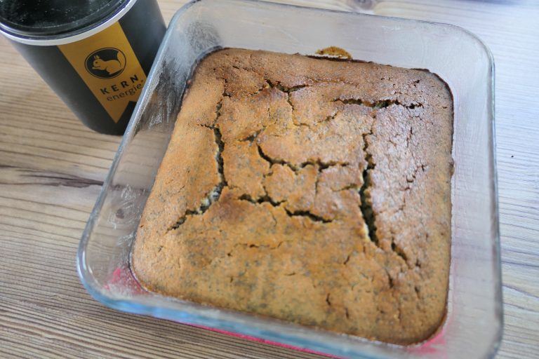 Zitronen Mohn Kuchen mit Mandeln in Form