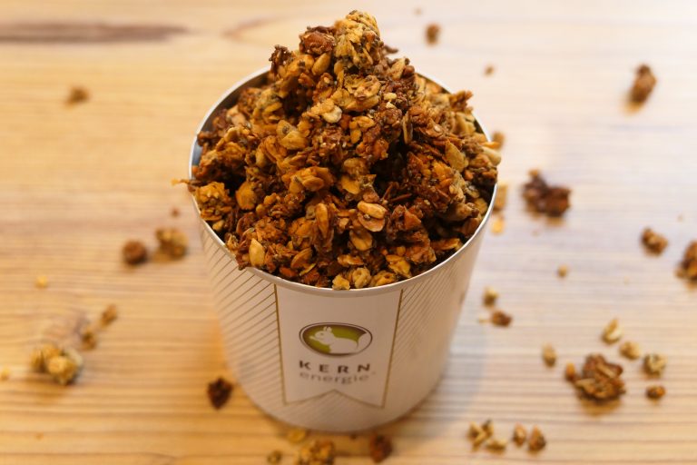 Chia Mandel Granola mit Sonnenblumenkernen