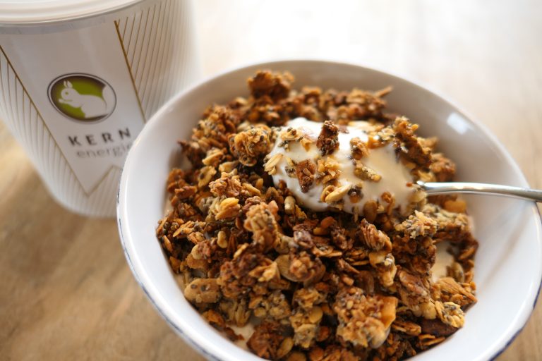 Chia Mandel Granola mit Joghurt