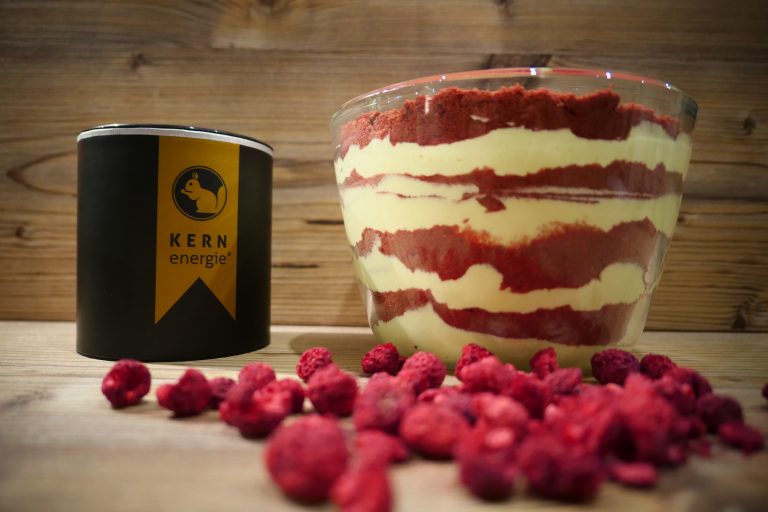 Spekulatius Tiramisu mit gefriergetrockneten Himbeeren schichten