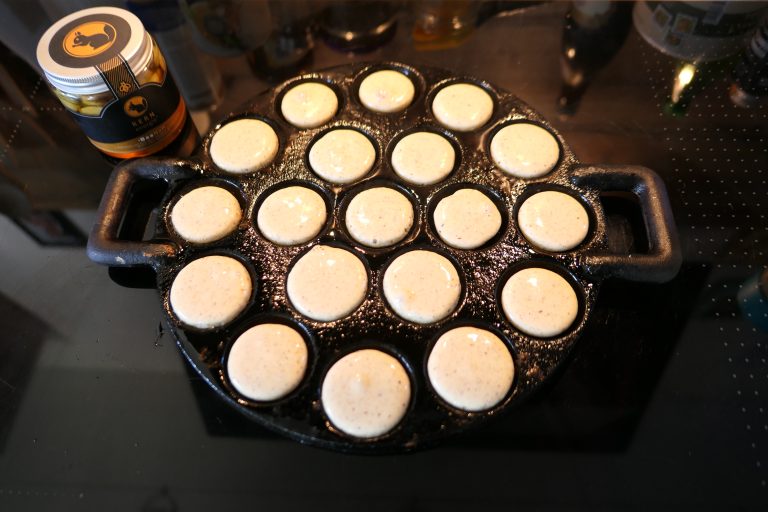 Poffertjes Teig einfüllen