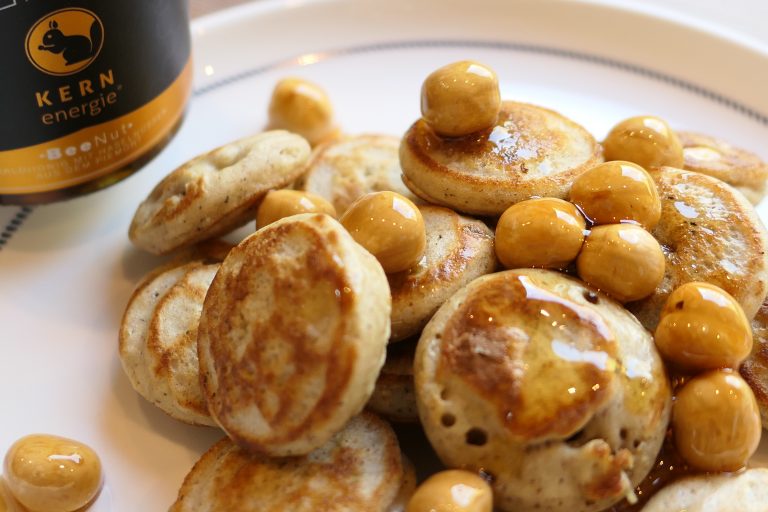 holländische Poffertjes mit Honig mit Haselnüssen