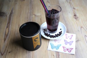 Aromatisiertes Wasser mit gefriergetrockneten Heidelbeeren im Glas