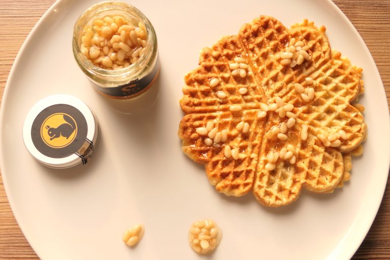 Apfelwaffeln mit Akazienhonig mit Pinienkernen