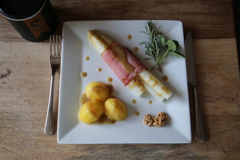 Spargel mit Kartoffeln und Walnuss Mayonnaise