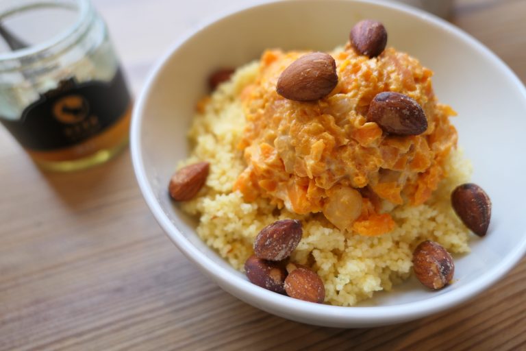 Kichererbsen Couscous mit Akazienhonig und Rauchmandeln