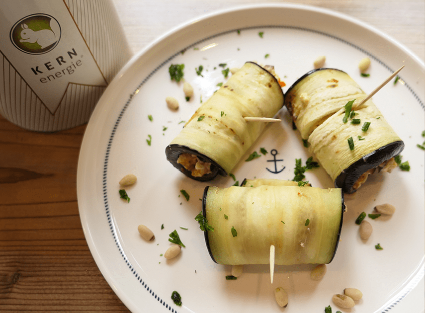 Auberginen Röllchen mit Pinienkernen