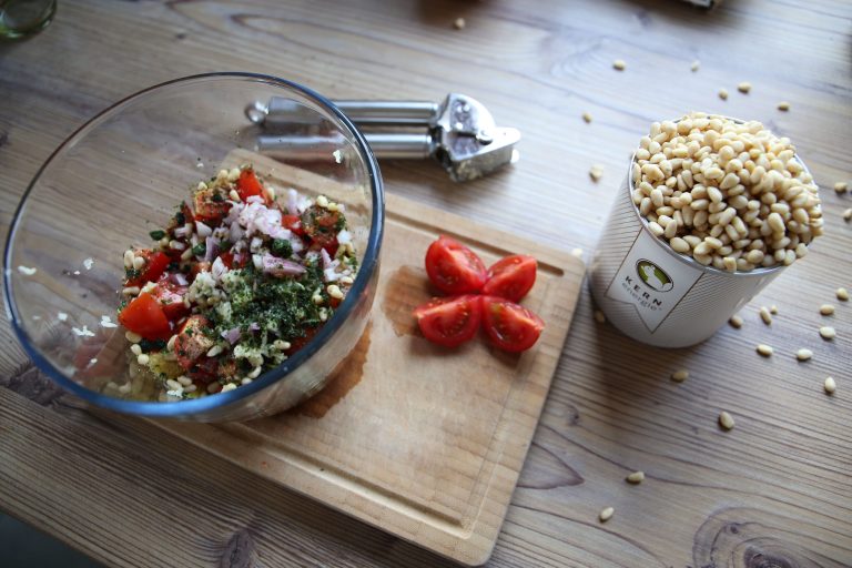 Tomatensalat mit Pinienkernen