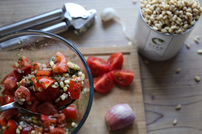 Tomatensalat mit Pinienkernen servieren