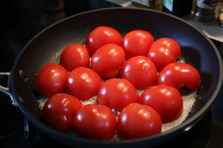 Tomaten karamellisieren