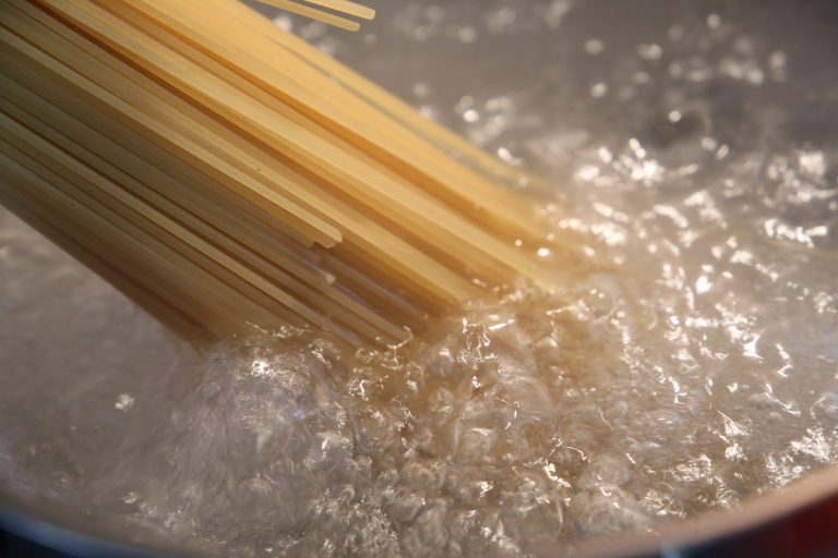 Spaghetti mit Tomatensoße