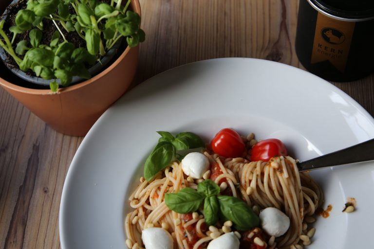 Spaghetti mit Tomatensoße mit Pinienkernen