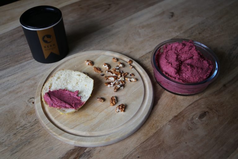 Rote Beete Hummus mit Walnüssen