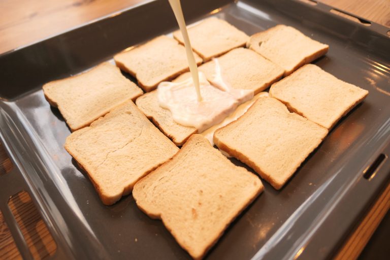 Brot mit Milch begießen