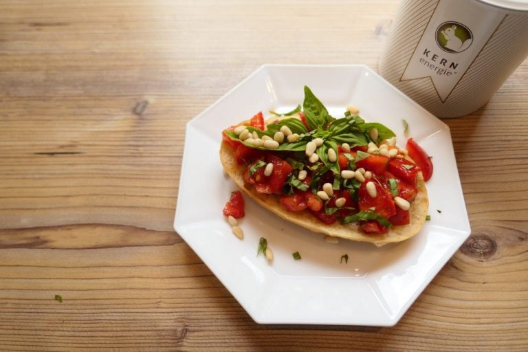 Bruschetta mit Tomaten und Pinienkernen