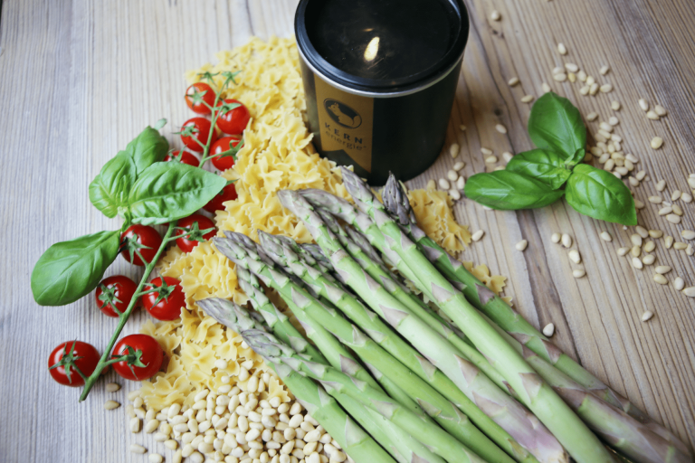 Zutaten für Pasta mit grünem Spargel und Pinienkernen