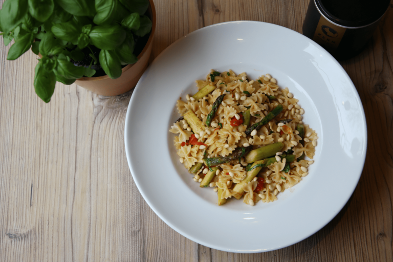 Pasta mit grünem Spargel und Pinienkernen