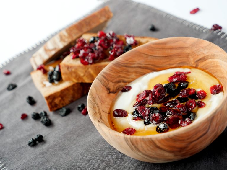 Joghurt mit Honig und Früchten