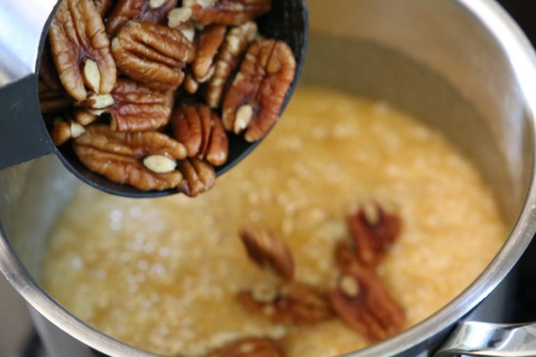 Pekannüsse der Butter Pecan Tart Füllung hinzufügen