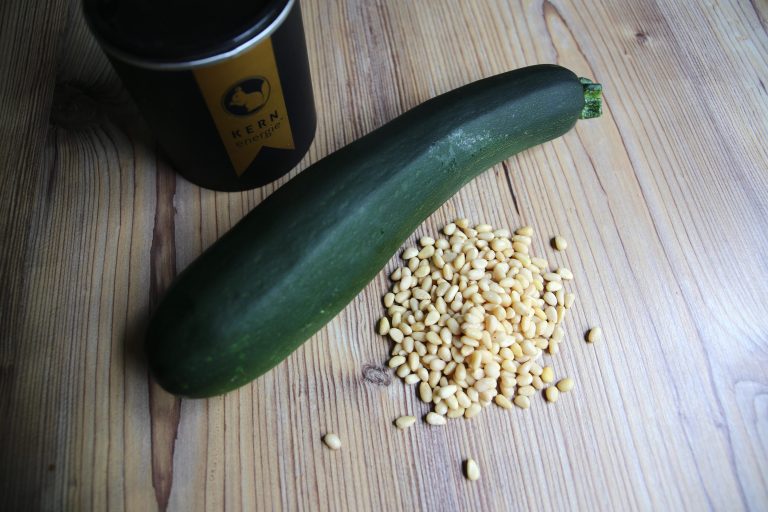 Zucchini und Pinienkerne