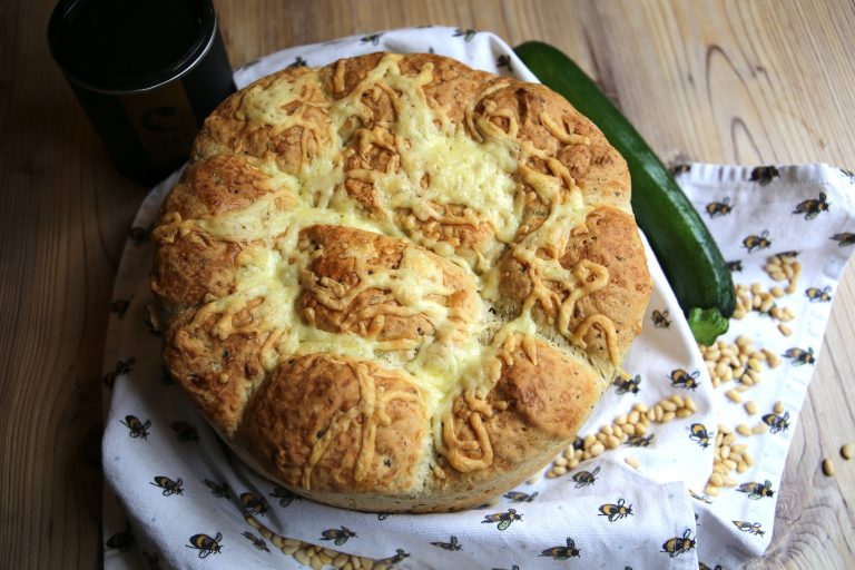 Zucchinibrot mit Pinienkernen