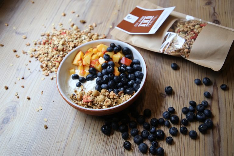 Paradiesische Frühstücksbowl mit Zutaten