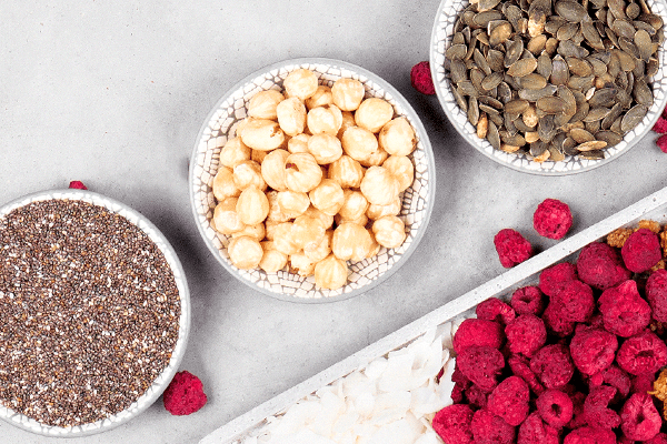 Chia Samen, Haselnüsse, Kürbiskerne, Himbeeren