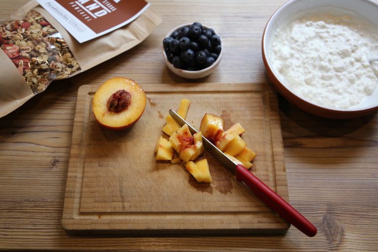 Obst für Frühstücksbowl schneiden