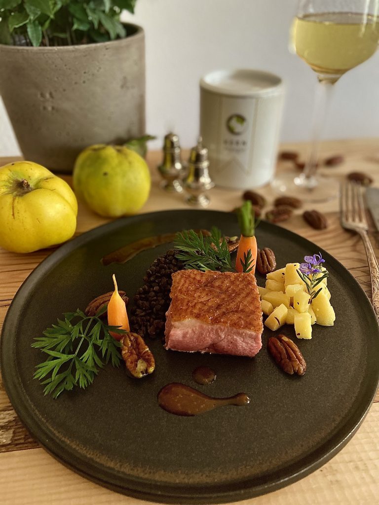 Entenbrust mit Orangensoße, Wild Garlic Pecans, Quitten und Belugalinsen