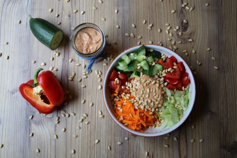 Joghurt Salatdressing mit Pinienkernen