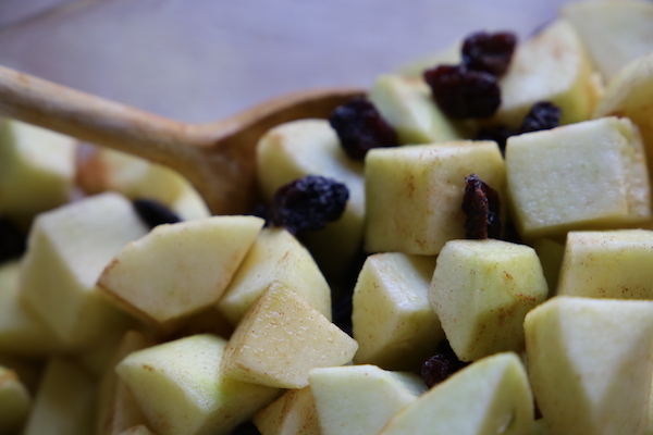 Apfelstücke mit blauen Rosinen