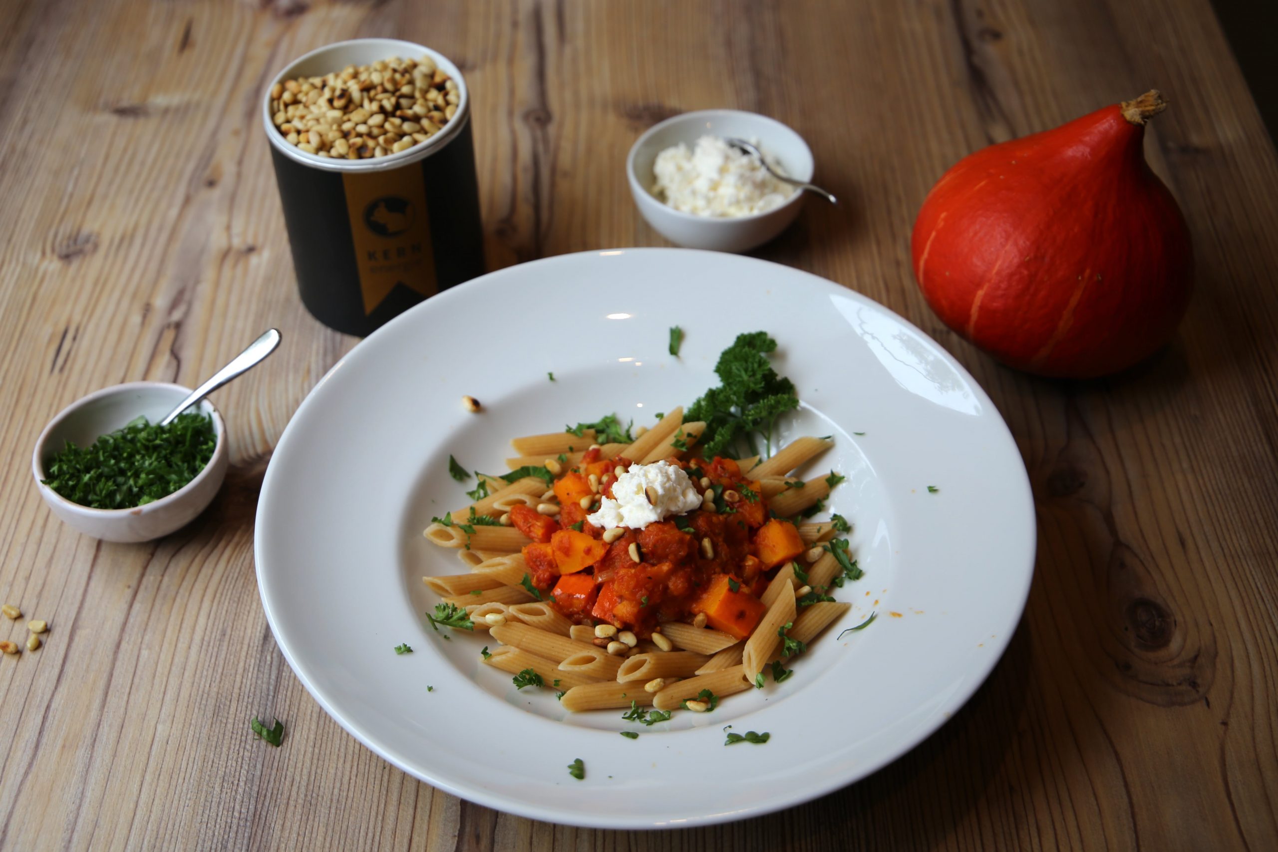 Kürbisnudeln mit Petersilie, Pinienkernen und Mozzarella