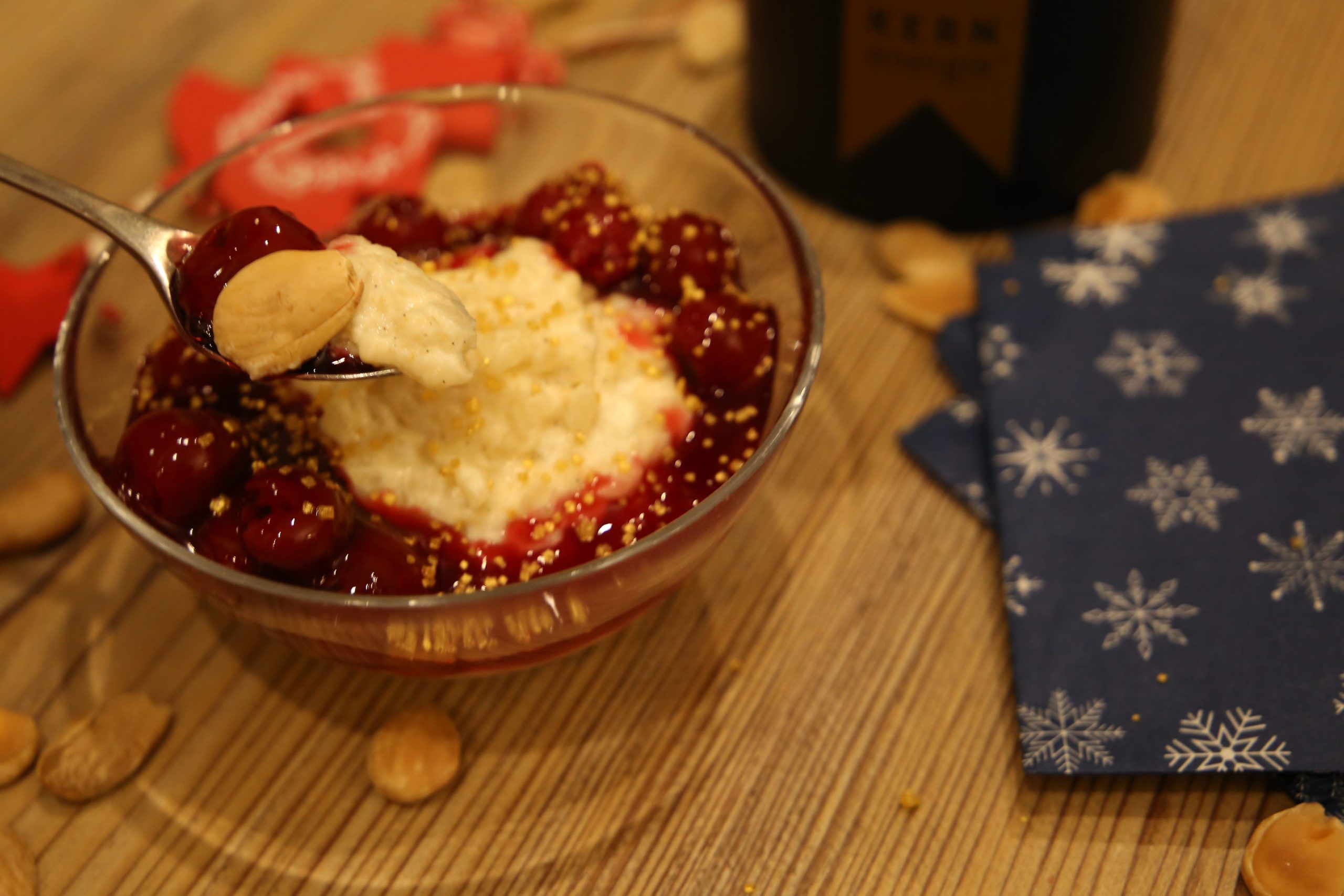 Dänischer Weihnachtsmilchreis mit heißen Kirschen und Mandeln