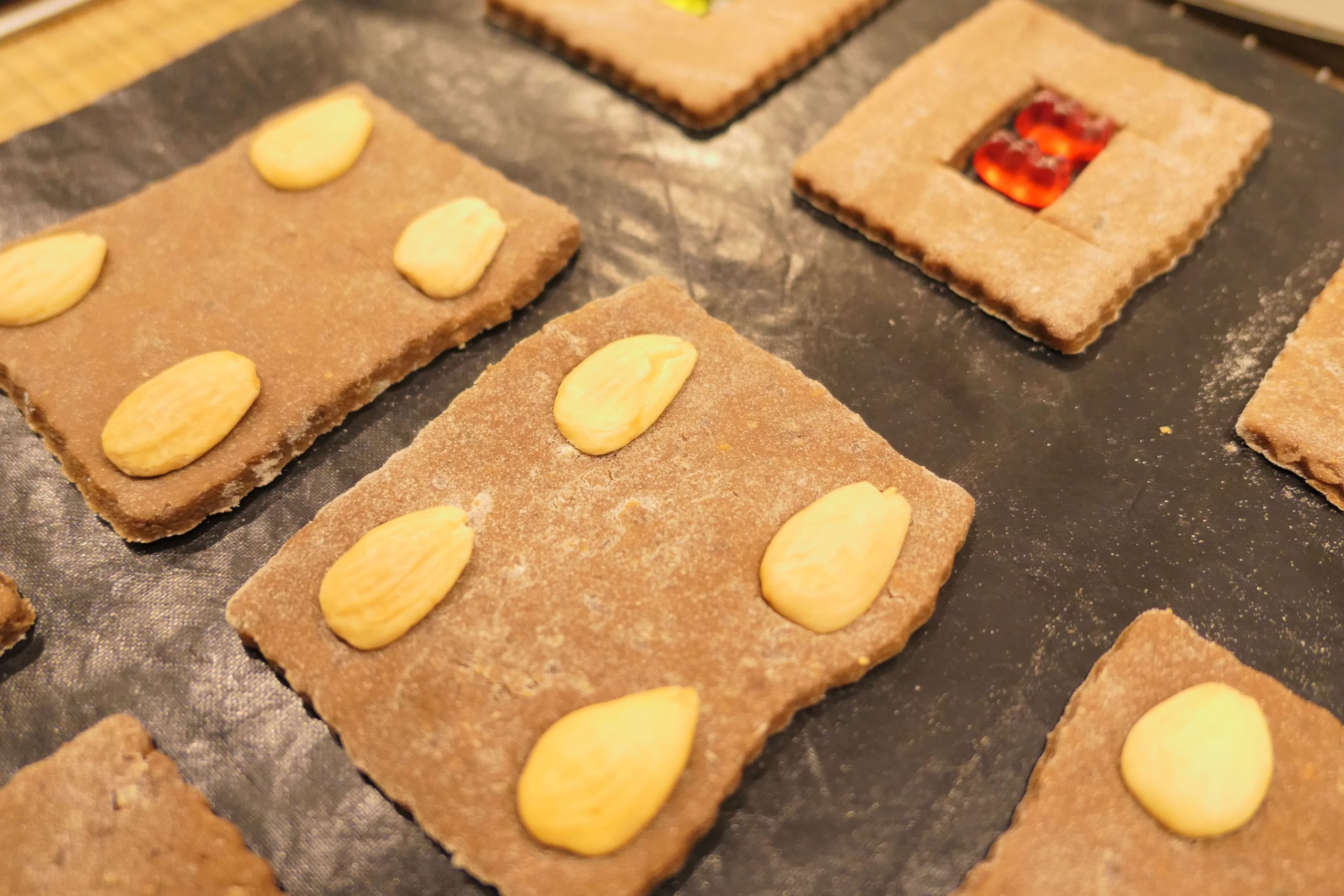 Lebkuchen mit Mandeln und Gummibärchen