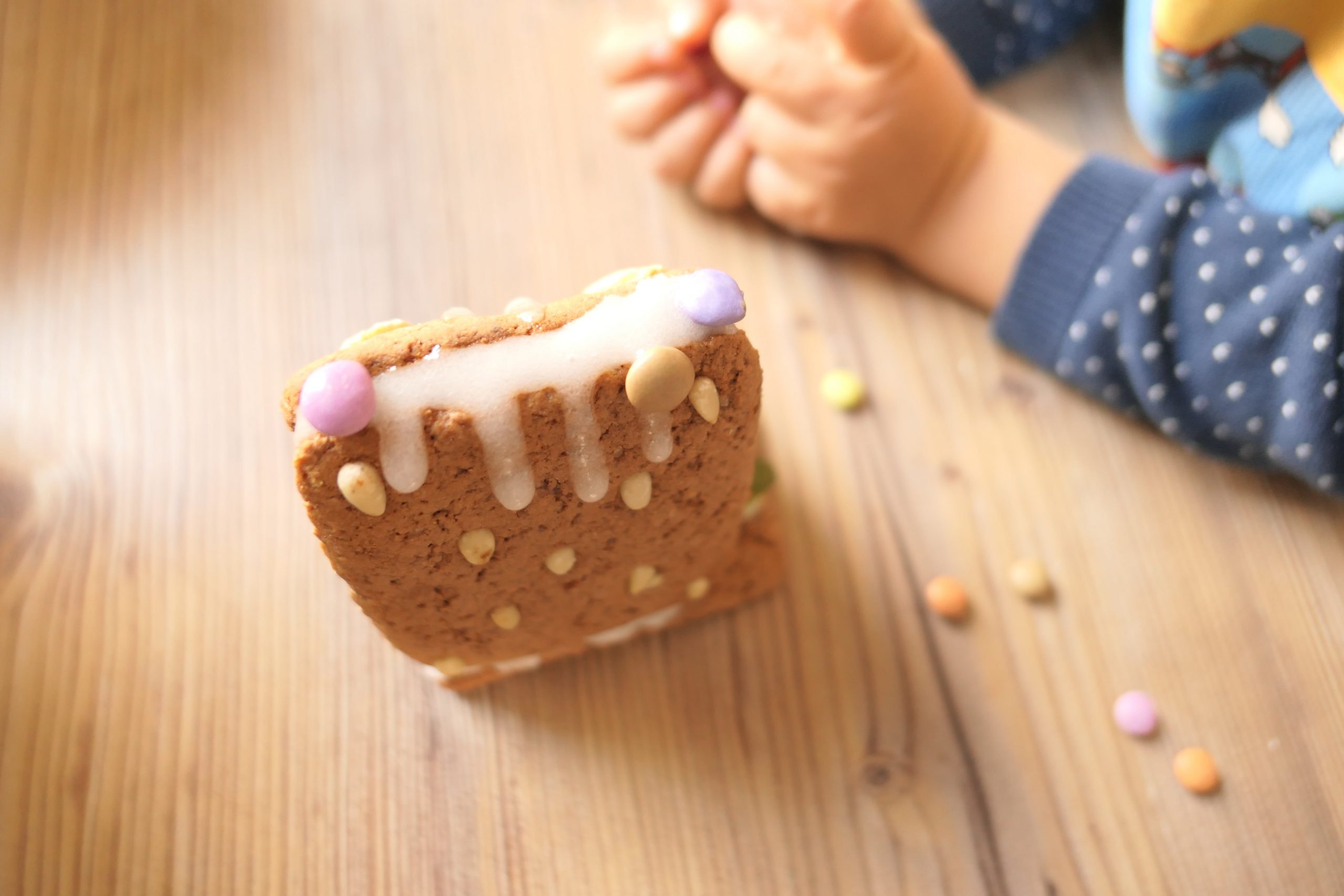 Lebkuchenhäuser zusammenbauen