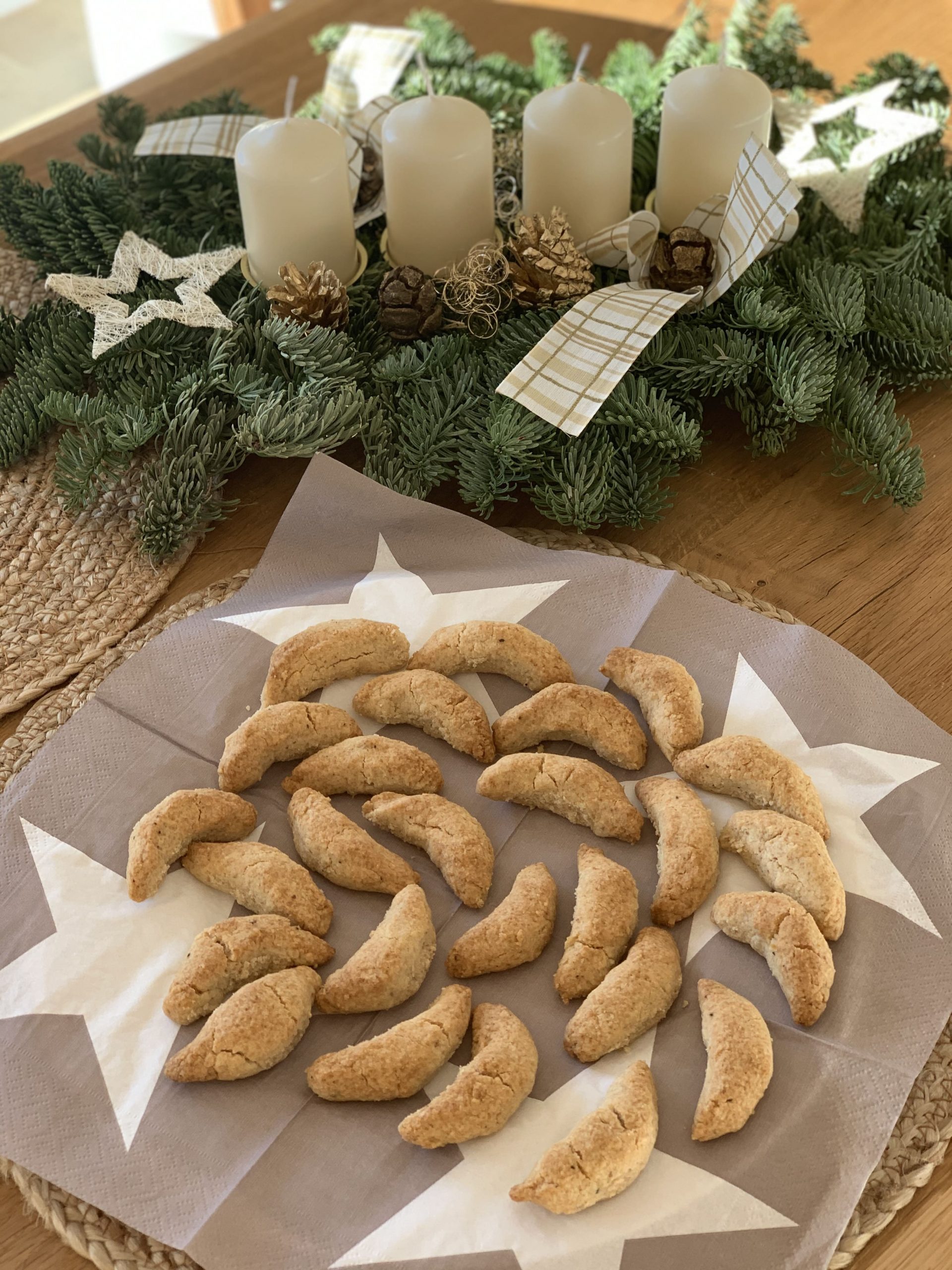 Vanillekipferl mit Haselnüssen vor Adventskranz