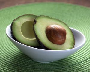 Avocadohälften in Schüssel