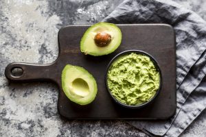 Guacamole mit Avocado auf Schneidebrett