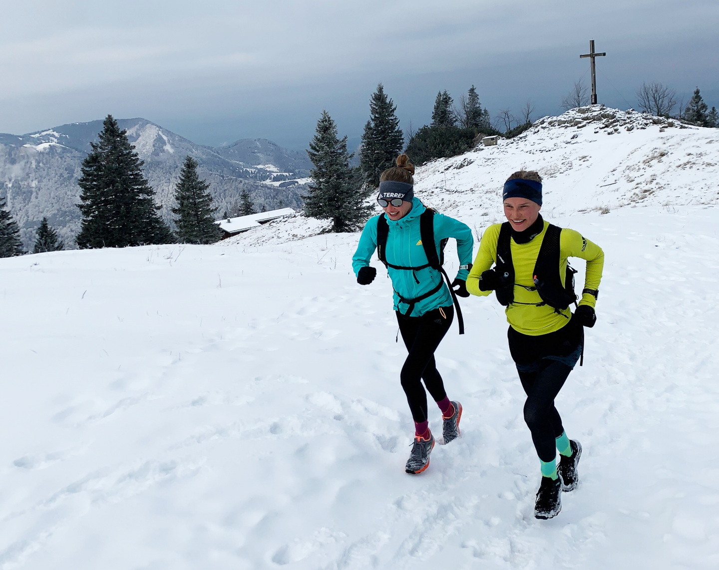 Hahnertwins joggen im Winter