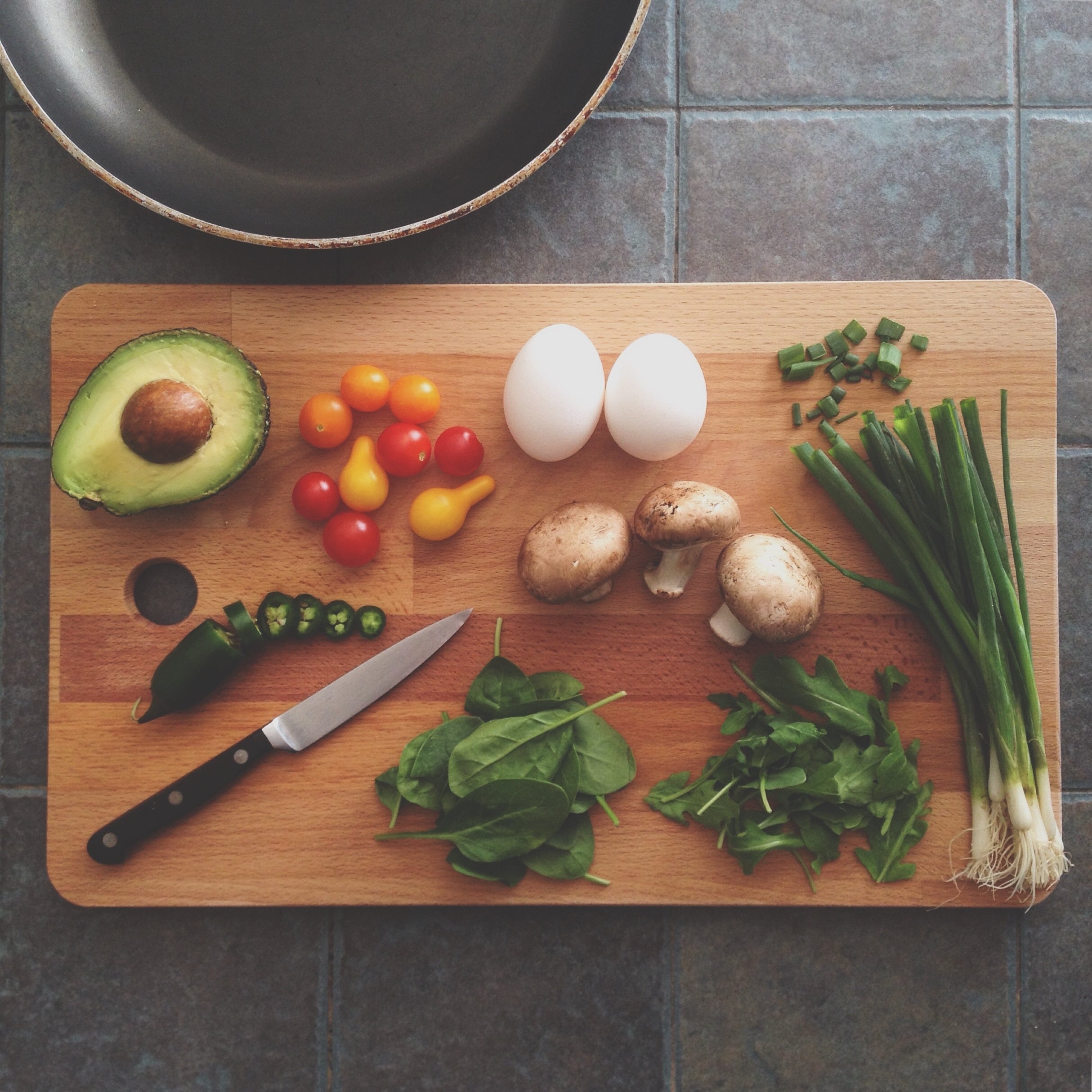 Frische Zutaten zum Meal Prep vorbereiten mit Pfanne