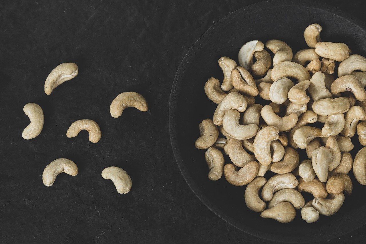 Cashewkerne auf Teller