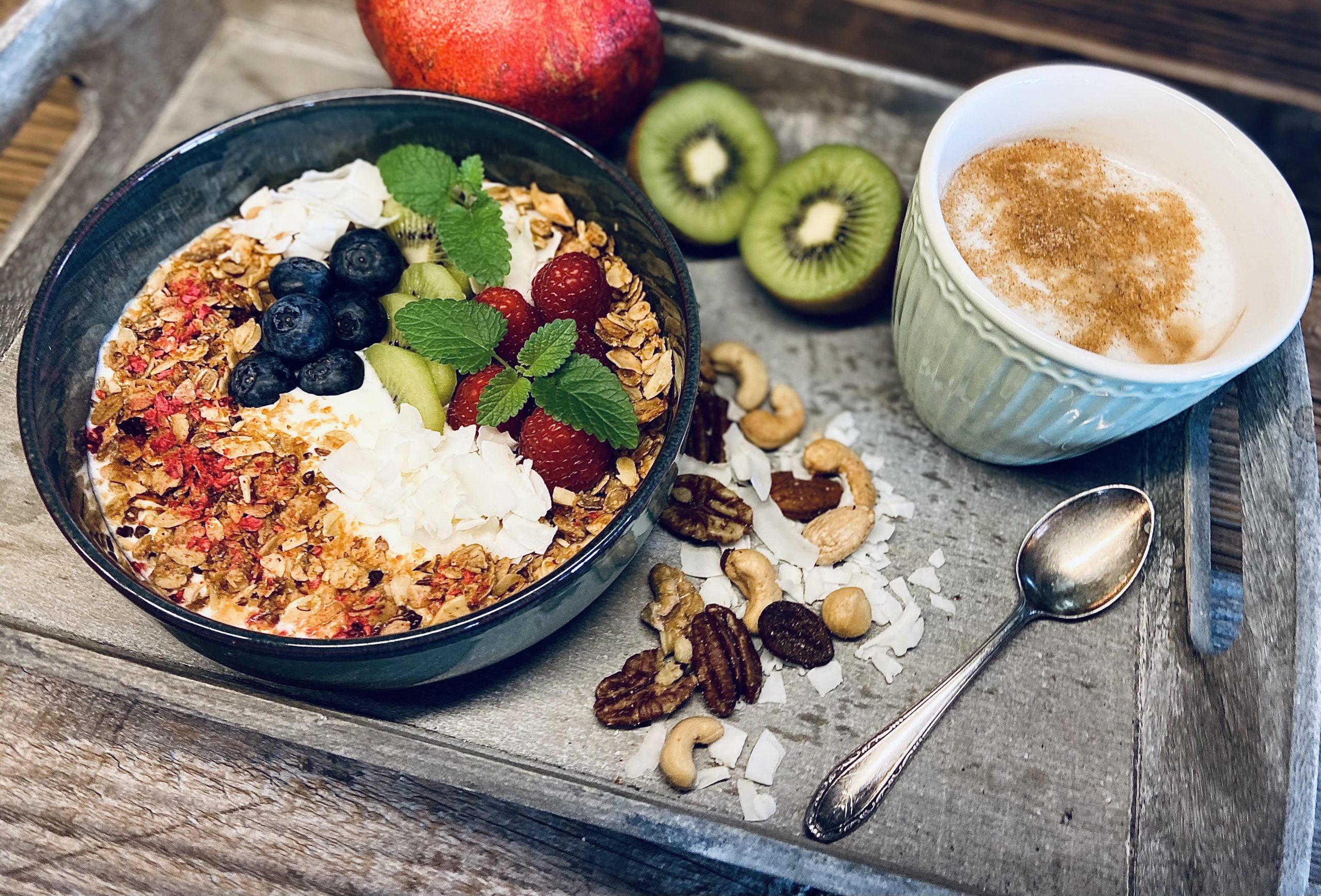 selbstgerechtes Nuss Granola in Schüssel