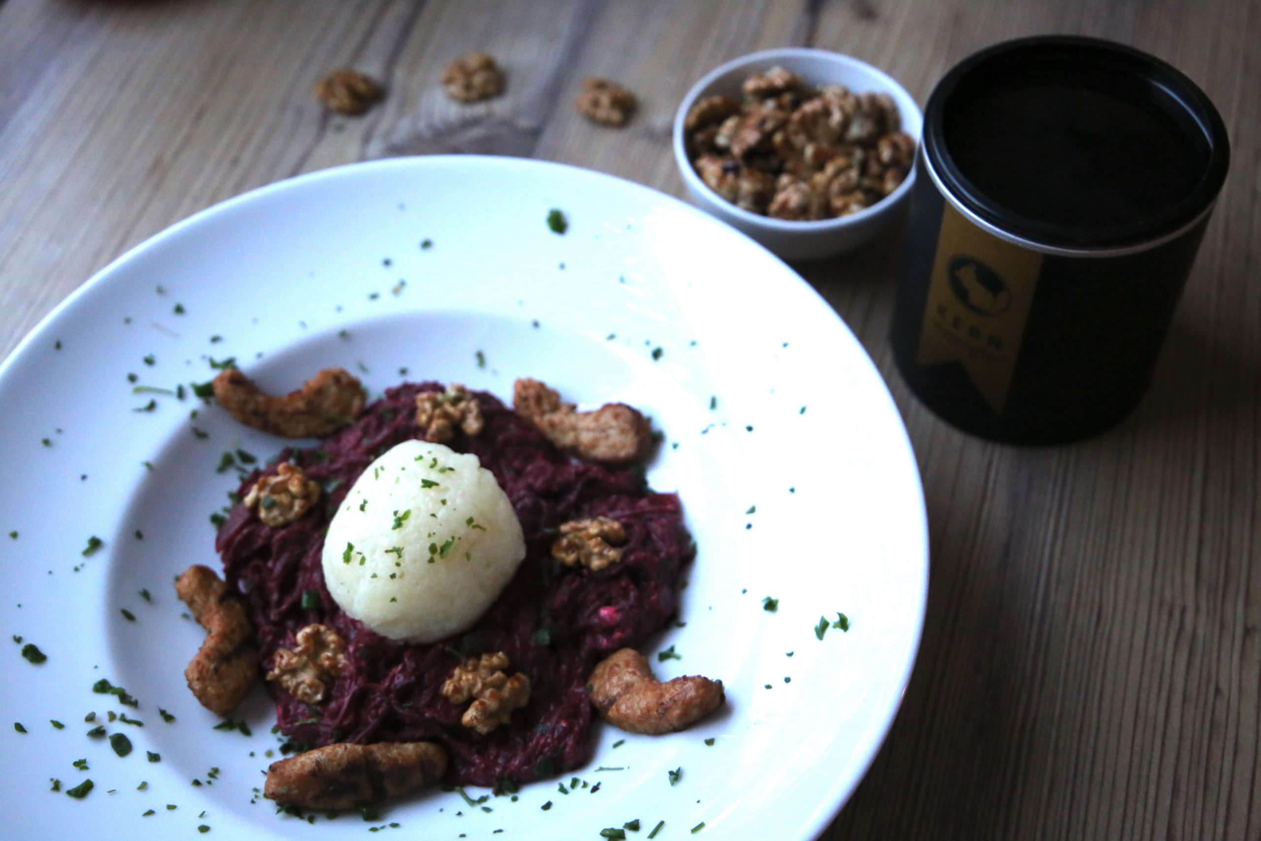 Rote Bete Pfanne mit karamellisierten Walnüssen und Kartoffelklößen auf Teller