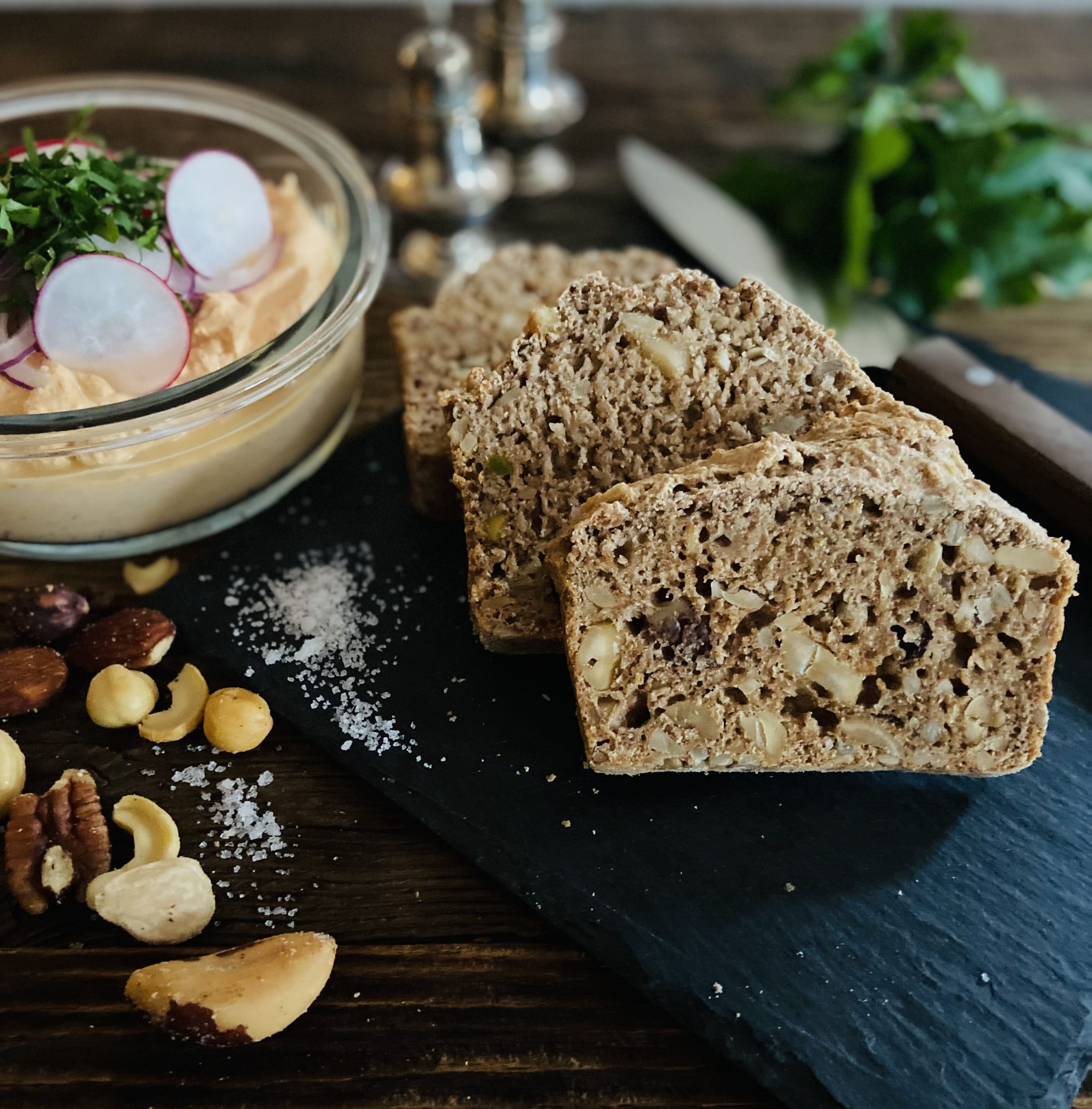 Nussbrot-Scheiben mit Spundekäse und Nüssen