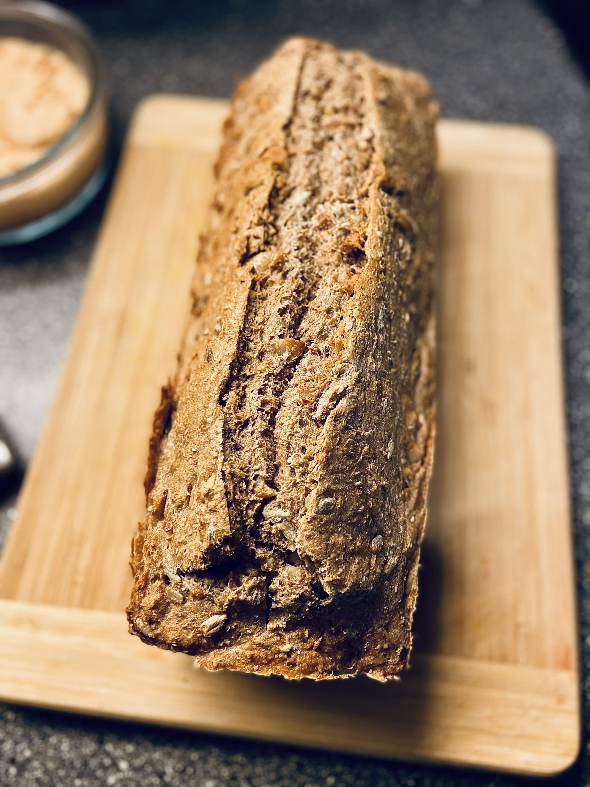 selbst gebackenes Nussbrot