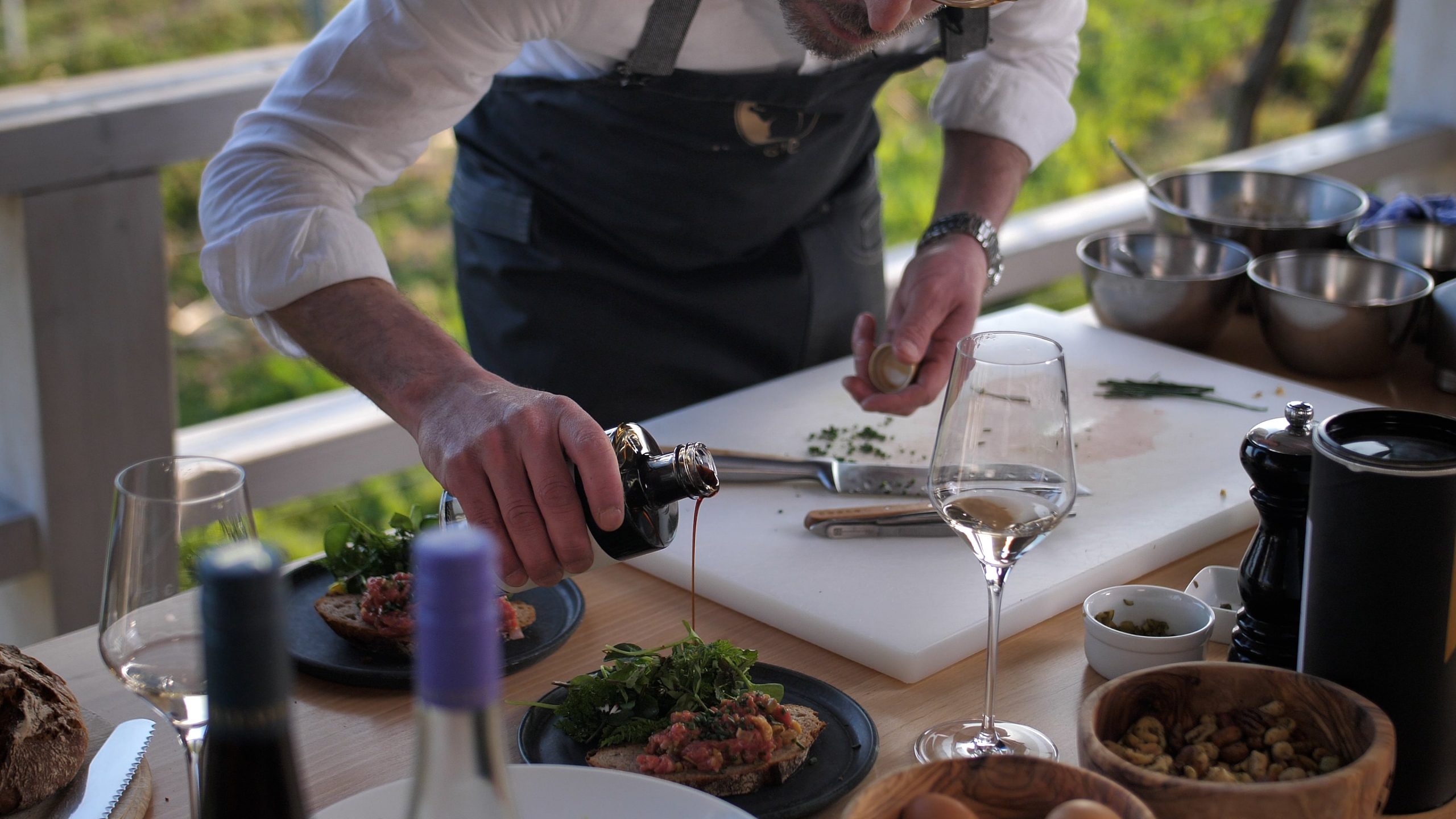 Rindertartar mit Salat und Balsamico